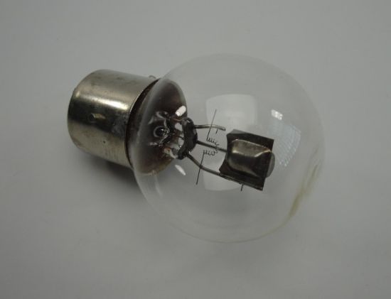 Afbeeldingen van Lamp 6V 25/25W BA21D 3poot Honda Dax wit