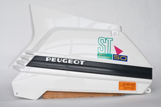Afbeeldingen van Zijkap links Peugeot Rapido wit orig.